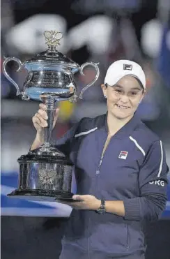  ?? // AFP ?? Barty tenía motivos para mostrar orgullosa el trofeo del Open de Australia