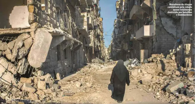  ??  ?? Moradores de Aleppo caminham pela cidade quase totalmente destruída por batalhas e bombardeio­s