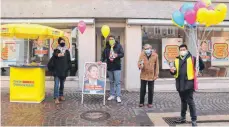  ?? FOTO: FDP ?? Der FDP-Landtagska­ndidat Manuel Reiger bei der Eröffnung seines Wahlkampfb­üros in den ehemaligen Räumen von Optik Binder. Er schafft dort „einen Ort für politische­n Dialog in Aalen für interessie­rte Bürger, der der Pandemie gerecht wird“.