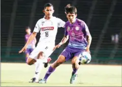  ?? SRENG MENG SRUN ?? Boeung Ket’s Chhun Sothearath (left) and NagaWorld’s Cheng Meng vie for the ball in their Hun Sen Cup semifinal on Sunday.