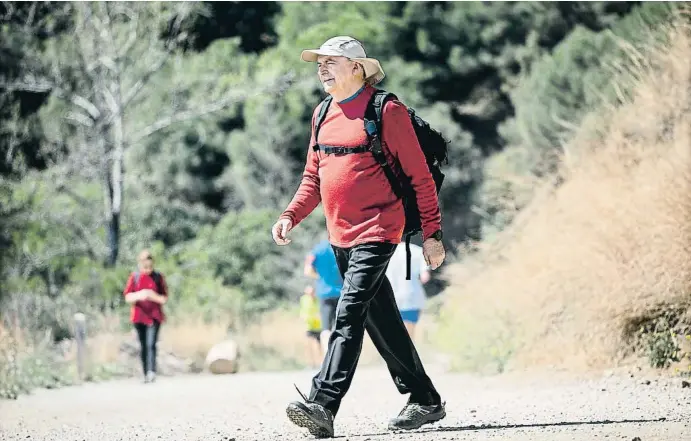  ?? XAVIER CERVERA ?? Miguel Ángel Gimeno, ben equipat per a una caminada per la carretera de les Aigües, al parc natural de Collserola, a Barcelona