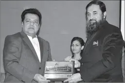  ?? ISLAMABAD
-APP ?? Vice Chancellor Sindh Madressatu­l Islam University, Dr. Muhammad Ali Shaikh presenting a souvenir to Federal Minister for Education and Profession­al Training, Baligh ur Rehman.