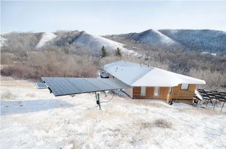  ?? QC PHOTO BY TROY FLEECE ?? Jim Harding’s house near Fort Qu’Appelle is powered by five solar panels and a 35-foot wind turbine.