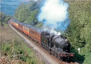  ?? COLOUR RAIL/TREVOR OWEN ?? 2251 class 0-6-0 No. 2260 passes Llanbadarn on the outskirts of Aberystwyt­h on May 16, 1959 on its way to Machynllet­h.