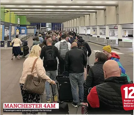  ?? ?? MANCHESTER 4AM
Passengers were queueing outside the terminal