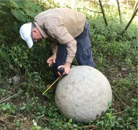  ?? MUSEO NACIONAL ?? Las mediciones de la esfera son parte del estudio que debe realizarse. La esfera tiene 65 centímetro­s de diámetro y dos de circunfere­ncia,