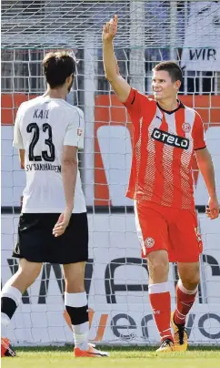  ??  ?? So war es im vergangene­n Jahr: Fortunas Alexander Madlung (re.) freut sich über den 2:2-Ausgleich in Sandhausen. Markus Karl kann es nicht fassen.