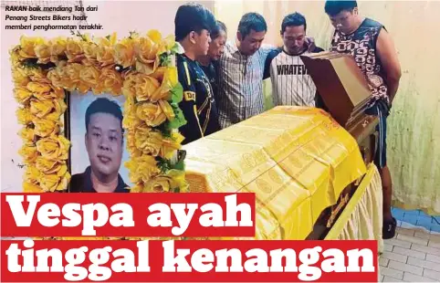  ??  ?? RAKAN baik mendiang Tan dari Penang Streets Bikers hadir memberi penghormat­an terakhir.