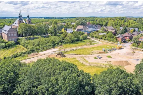  ?? FOTO: C. REICHWEIN ?? Der Paradiesga­rten komplettie­rt das Kamper Gartenreic­h. Oben links ist das Kloster aus der Vogelpersp­ektive zu sehen.