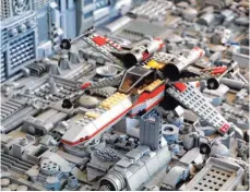  ?? FOTOS: LINDNER ?? Auch aus LegoKlötze­n gefertigt: ein XWingStarf­ighter.