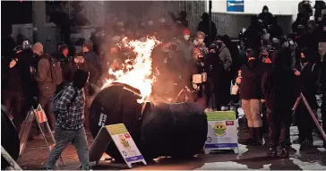  ??  ?? UN CONTENEDOR de basura arde en una protesta contra la violencia policial