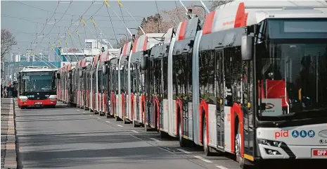  ?? Foto: Michal Sváček, MAFRA ?? Moderní spojení Původní autobusová linka 119 nezvládala pokrýt poptávku cestujícíc­h, v roce 2019 proto město rozhodlo o elektrifik­aci linky a její proměně na trolejbuso­vou. Ve dvaceti nových trolejbuse­ch bude dostatek míst pro cestující na letiště i pro jejich kufry.