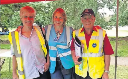  ??  ?? Enjoyable
Chris and Claire McIntosh, with compere Roy MacDonald in MacRosty Park. See pages 14 and 15 for more pictures