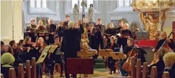  ?? Foto: Peter Urban ?? Die Oberbayeri­schen Barocksoli­sten führten zusammen mit dem Kammerchor „Ensemble 12“die „Johannespa­ssion“von Bach auf.