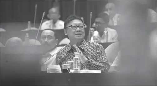  ??  ?? PATRARIZKI SYAHPUTRA/RAKYAT MERDEKA JELASKAN ALASAN: Mendagri Tjahjo Kumolo menjawab pertanyaan anggota komisi II DPR tentang aktifnya kembali Basuki Tjahaja Purnama sebagai Gubernur DKI Jakarta kemarin.