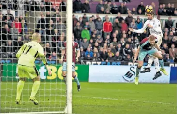  ??  ?? LETAL CABECEADOR. Llorente ha marcado ocho goles de cabeza, el último ante el Sunderland.