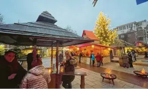  ?? Foto: Alexander Kaya ?? In Neu-Ulm lockt der mittelalte­rliche Weihnachts­markt mit historisch­em Flair in die Stadt zum Rathauspla­tz.