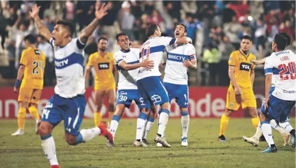  ??  ?? Aued y Fuenzalida se abrazan con Valencia para festejar el gol del triunfo de la UC sobre Rosario Central.
