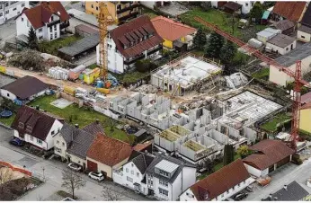  ??  ?? Archäologi­sche Funde hatten den Bau des neuen Pflegeheim­s in Steinheims Ortsmitte verzögert. Fertigstel­lung soll nun im Sommer 2022 sein.