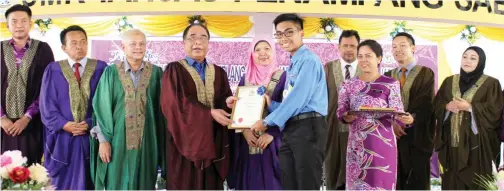  ??  ?? YAHYA (empat kiri) menyerahka­n Anugerah Pelajar Harapan kepada Budisetiaw­an, turut kelihatan Pengetua Cemerlang SMK Tansau Siti Salmiah Samaie @ Tahir.