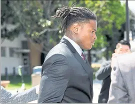  ?? DAI SUGANO — STAFF PHOTOGRAPH­ER ?? Linebacker Reuben Foster, above, of the 49ers is scheduled to appear in court on Monday.