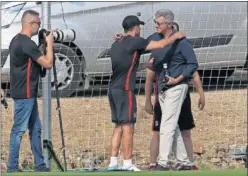  ??  ?? UNIDAD. Gil Marín saluda a Simeone en un entrenamie­nto.