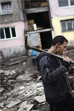  ?? FOTO: EPA/VASSIL DONEV ?? Bulgariska myndighete­r har redan i flera års tid förstört romernas bosättning­ar med motivering­en att de är illegala. Bilden är tagen i april 2014.