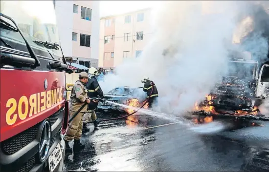  ?? ALEX GOMES / AP ?? Los bomberos combaten el fuego de varios vehículos incendiado­s en la ciudad de Fortaleza