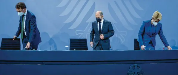  ?? Foto: Bernd von Jutrczenka, dpa ?? Bundeskanz­ler Olaf Scholz (Mitte) verkündete die Ergebnisse mit der Berliner Regierungs­chefin Franziska Giffey und NRW‰Ministerpr­äsident Hendrik Wüst.