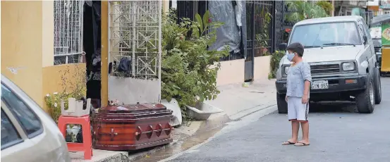  ?? VICENTE GAIBOR DEL PINO/REUTERS-31/3/2020 ?? Crise. Corpo de mulher que morreu em Guayaquil com suspeita de covid-19 aguarda para ser levado ao já sobrecarre­gado cemitério da cidade