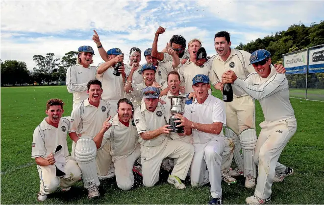  ?? SHANE WENZLICK / PHOTOTEK.NZ ?? Takapuna celebrate winning the Hedley Howarth Trophy.