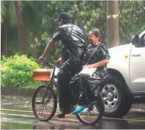  ??  ?? SIGUEN LLUVIAS. LAS AUTORIDADE­S DIJERON QUE HOY LLOVERÁ CON MENOS INTENSIDAD.