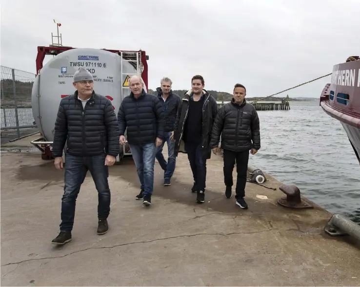  ??  ?? ARBETSGRUP­P. Kurt Claesson, Robert Ahlström, Lars Uno Bryngeld, Johannes Claesson och Lars Axelsson är med i den arbetsgrup­p bland fiskarna i Fiskebäck som jobbar med frågan om en djupare hamn.