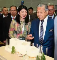  ??  ?? Green solution: Dr Mahathir and Yeo looking at the Net Zero Carbon Pavilion which was launched at the exhibition and conference.