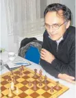  ?? FOTO: HP ?? Norbert Bengsch aus Tuttlingen nutzte einen Fehler von Erich Munz aus Trossingen und holte sich am dritten Spieltag der offenen Trossinger Schachmeis­terschafte­n seinen zweiten Sieg.