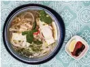  ?? FOTO: KARL VILHJáLMSS­ON ?? I den vietnamesi­ska Pho-soppan ingår antingen tofu, kyckling eller nötkött och den serveras med lime, sojasås och chili.