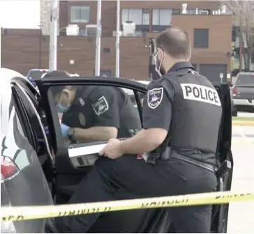  ?? PHOTO CAPTURE D’ÉCRAN, TVA NOUVELLES ?? Des policiers procèdent à la fouille du véhicule de Dany Fortin-tremblay lors de son arrestatio­n le 21 mai 2021. L’homme pourrait être déclaré délinquant dangereux.