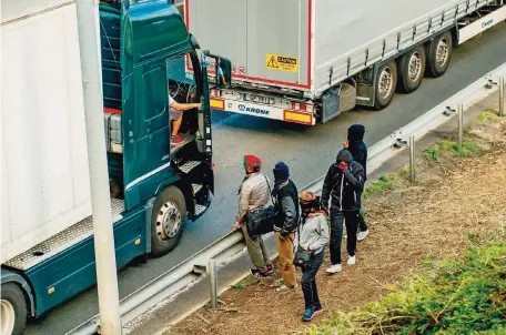  ?? FOTO: AFP ?? Täglich versuchen hunderte Flüchtling­e in Calais, von einem Lkw nach Großbritan­nien mitgenomme­n zu werden.