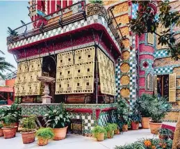  ??  ?? L’exterior de la Casa Vicens, de Gaudí.