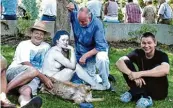  ?? Foto: amei ?? Ex Kulturamts­leiter Dieter Distl, Koch Rolf Dürr und Dozent/ Teilnehmer Christian Frosch (v. l.) beim Picknick 2003. Die Dame war ein Kunstproje­kt von Annemarie Meilinger.