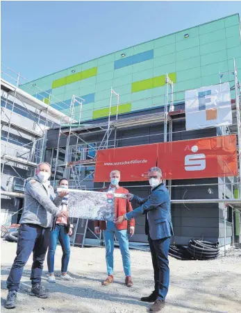  ?? FOTO: GERD MÄGERLE ?? „Der Countdown läuft“steht auf dem Plakat, das DAV-Vorsitzend­er Klaus Hassler (l.) und Martin Bücher, Vorstandsv­orsitzende­r der Kreisparka­sse Biberach in die Kamera halten. Verena Fürgut, zuständige Amtsleiter­in bei er Stadt Biberach, und Landrat Heiko Schmid freuen sich ebenfalls auf Ende Mai, wenn die neue Kletterhal­le, der „Sparkassen Dome Biberach“, endlich öffnet.