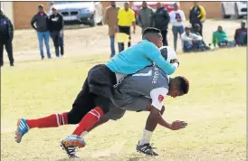  ?? Picture: MICHAEL PINYANA ?? ON TOP: NMMU Madibaz goalkeeper Xolani Myathaza clashes with Banele Nkali of Bizana Pondo Chiefs during their SAB league game at the University of Fort Hare in Alice