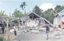  ?? |AP ?? Rescatista­s debieron evacuar a cientos de turistas desde algunos lugares afectados por el sismo.