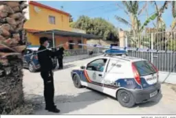  ?? MIGUEL PAQUET / EFE ?? Agentes de la Policía Nacional, ante la vivienda donde sucedieron los hechos.