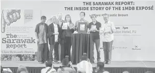  ?? — Gambar Bernama ?? PELANCARAN: Tony (kanan), penulis Buku ‘The Sarawak Report: The Inside Story of 1MDB Expose’ Clare Rewcastle Brown (empat, kiri) serta yang lain bergambar dengan buku tersebut pada majlis pelancaran di sebuah hotel di Kuala Lumpur, semalam.