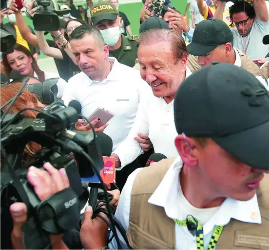  ?? EFE ?? El candidato presidenci­al Rodolfo Hernández, tras votar ayer en un colegio electoral de Bucaramang­a