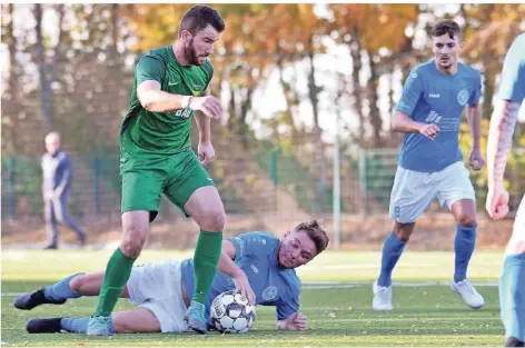  ?? FOTO: PRÜMEN ?? Oliver Wersig (grünes Trikot) sorgte auf der rechten Seite der Viererkett­e dafür, dass in der Defensive von Teutonia St. Tönis nicht viel anbrannte.