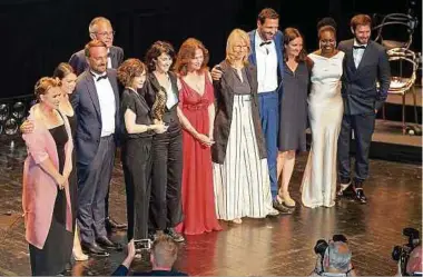  ?? Foto: Cour grand-ducale ?? Großherzog­in Maria Teresa (l.) zusammen mit den Preisgewin­nern und Jurymitgli­edern Maripier Morin, Louis-julien Petit, Laurent Weil, den beiden Regisseuri­nnen von „Les Hirondelle­s de Kaboul“Éléa Gobbé-mévellec und Zabou Breitman, der Jurypräsid­entin Jacqueline Bisset, der ehemaligen französisc­hen Kulturmini­sterin und Buchverleg­erin Françoise Nyssen, Mehdi Nebbou, Bettina Obertli, Roukiata Ouedraogo und Hugo Becker (v.l.n.r.).