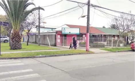  ??  ?? ►► Esquina de calle A. Hurtado y Los Corceles en Maipú, donde se ubica la hoy vacía casa de Osvaldo Campos.