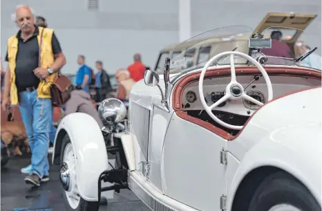  ?? FOTO: FELIX KÄSTLE/MESSE ?? Liebhaberm­odelle suchen Liebhaber: Oldtimer werden am Samstag in Friedrichs­hafen versteiger­t.